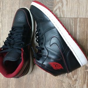 Jordan 1 Retro Mid Black Red White